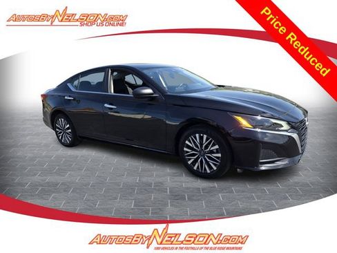 Used 2025 Nissan Altima 2.5 SV FWD image 1