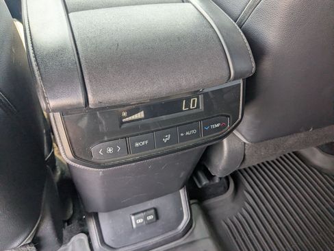 Used 2022 Toyota Highlander XLE AWD/4WD image 29