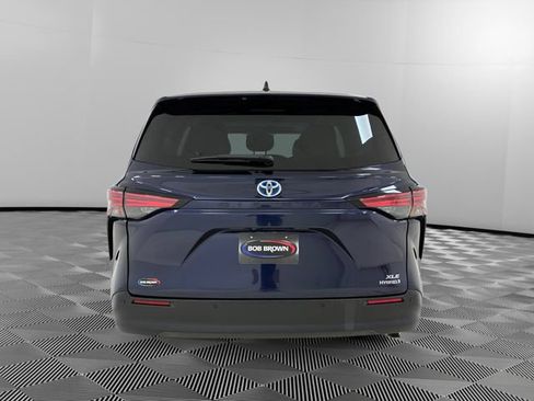 Used 2022 Toyota Sienna XLE FWD image 4