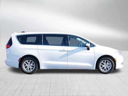 Used 2022 Chrysler Voyager LX image 8