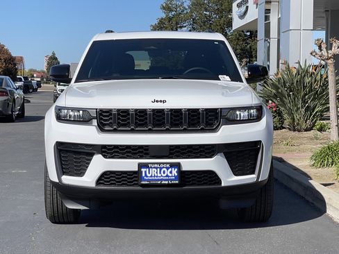 New 2026 Jeep Grand Cherokee Altitude image 4