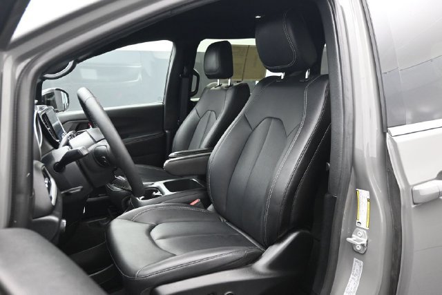 Used 2025 Chrysler Pacifica Select FWD image 5