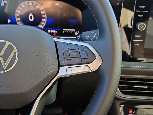 New 2026 Volkswagen Taos SE image 17