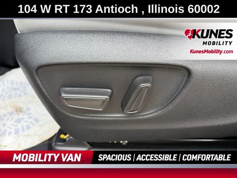 Used 2025 Toyota Sienna LE image 28