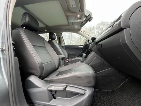 Certified 2021 Volkswagen Tiguan SE w/ Panoramic Sunroof Package image 25