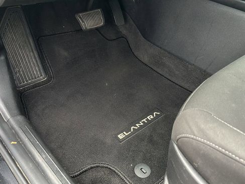 Used 2022 Hyundai Elantra SEL w/ Preferred Accessory Package image 17