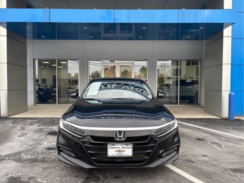Used 2018 Honda Accord Touring image 3