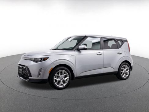 Used 2025 Kia Soul LX w/ LX Technology Package FWD image 3