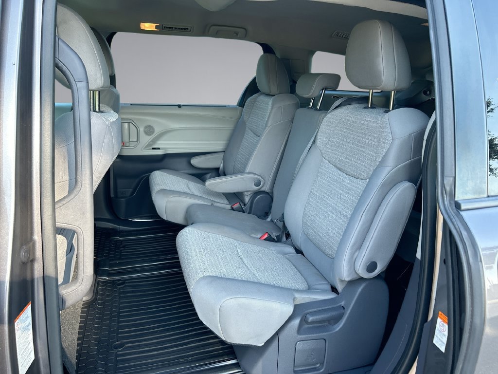 Used 2021 Toyota Sienna LE FWD image 29