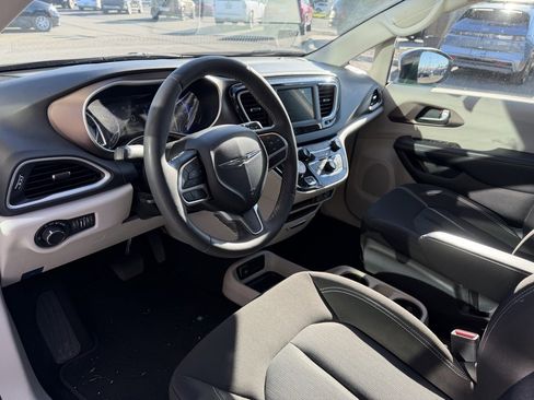 Used 2023 Chrysler Voyager LX image 15