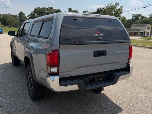 Used 2018 Toyota Tacoma TRD Off-Road AWD/4WD image 3
