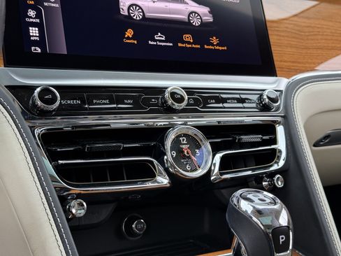 Used 2023 Bentley Flying Spur Plug-In Hybrid image 32