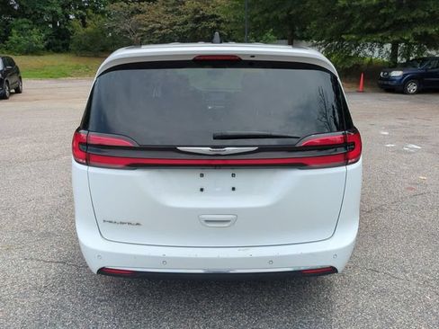 Used 2023 Chrysler Pacifica Touring-L FWD image 5
