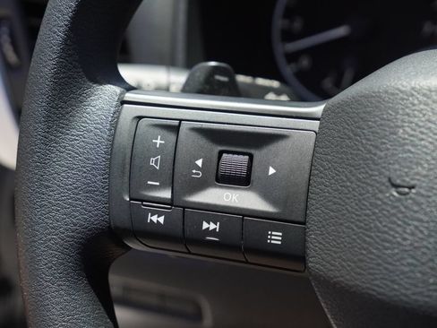Used 2025 Nissan Rogue S FWD image 12