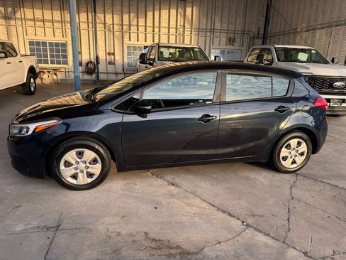 Used 2017 Kia Forte LX image 1