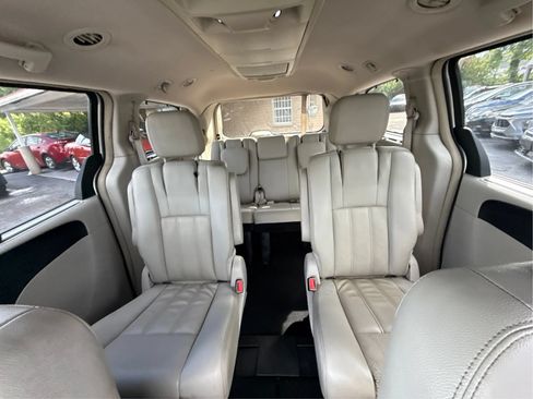 Used 2012 Chrysler Town & Country Touring-L w/ Entertainment Group #2 FWD image 19