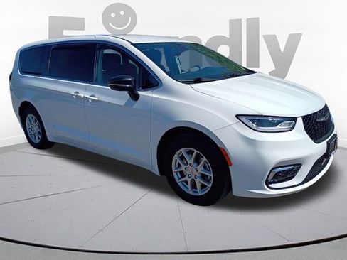 Used 2024 Chrysler Pacifica Touring-L FWD image 3