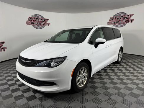 Used 2022 Chrysler Voyager LX FWD image 3