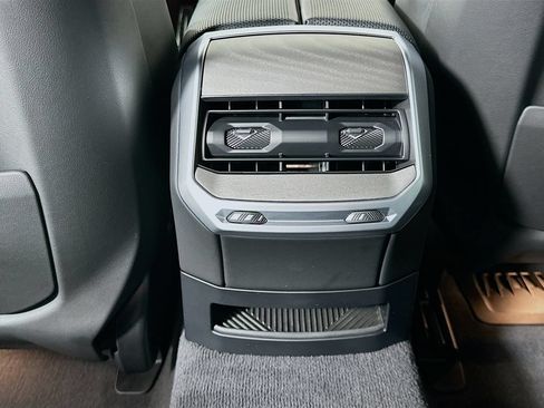 Used 2023 BMW i7 xDrive60 w/ Parking Assistance Package AWD/4WD image 25