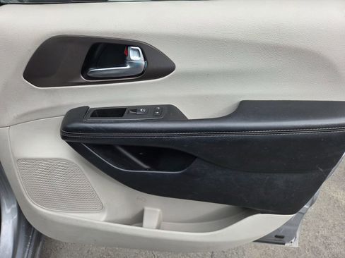 Used 2020 Chrysler Voyager Lxi image 13