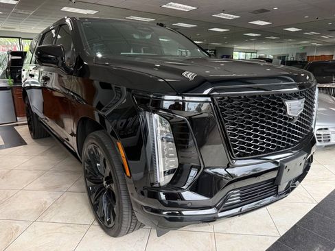 Used 2026 Cadillac Escalade ESV Platinum Sport w/ LPO, ONYX Package AWD/4WD image 2