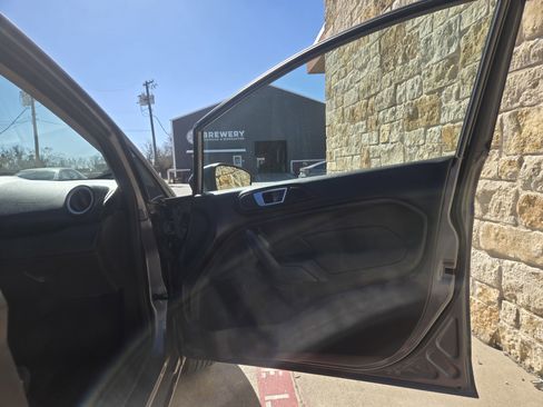 Used 2014 Ford Fiesta SE image 8