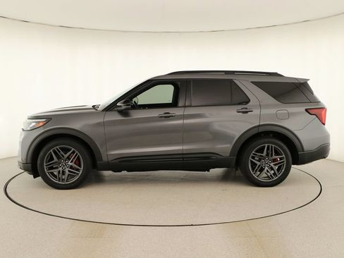 Used 2025 Ford Explorer ST AWD/4WD image 2