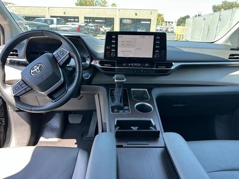 Used 2024 Toyota Sienna XLE FWD image 11