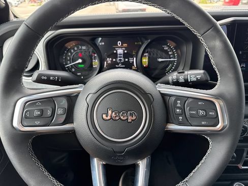 Used 2025 Jeep Wrangler Unlimited Sahara w/ Safety Group AWD/4WD image 14