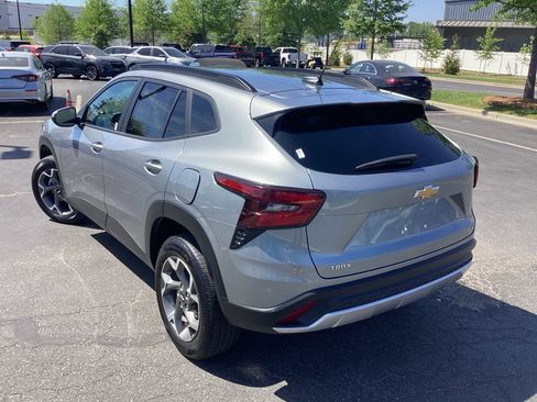 Used 2025 Chevrolet Trax LT image 2