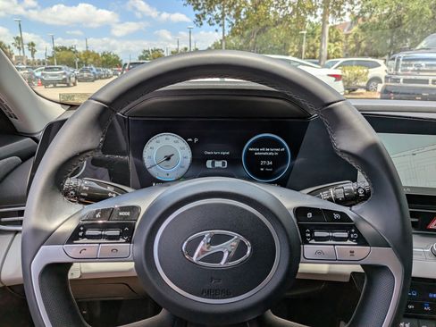 Used 2023 Hyundai Elantra Limited w/ Preferred Accessory Package FWD image 27