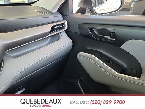 Used 2023 Toyota Highlander LE FWD image 18