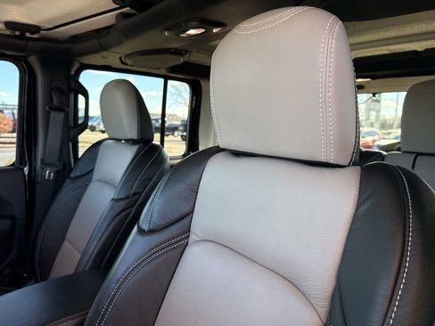 Used 2018 Jeep Wrangler Unlimited Sahara image 11