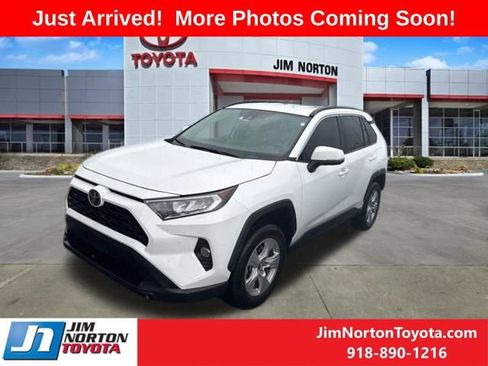 Used 2020 Toyota RAV4 XLE FWD image 2