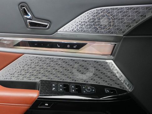 Certified 2023 BMW 760i xDrive w/ Luxury Rear Seating Package image 12