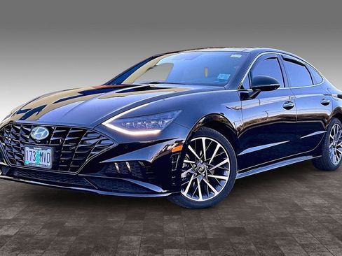Used 2022 Hyundai Sonata Limited w/ Cargo Package FWD image 2