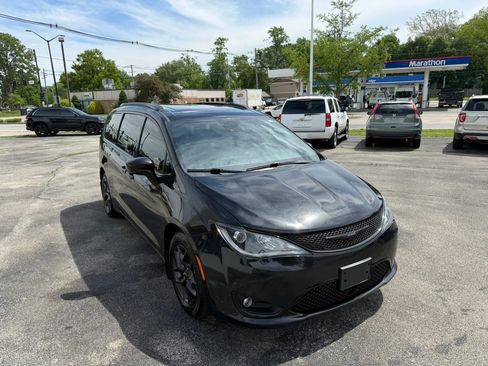 Used 2019 Chrysler Pacifica Touring-L Plus FWD image 2