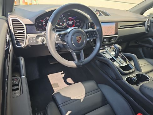 Certified 2023 Porsche Cayenne AWD/4WD image 4