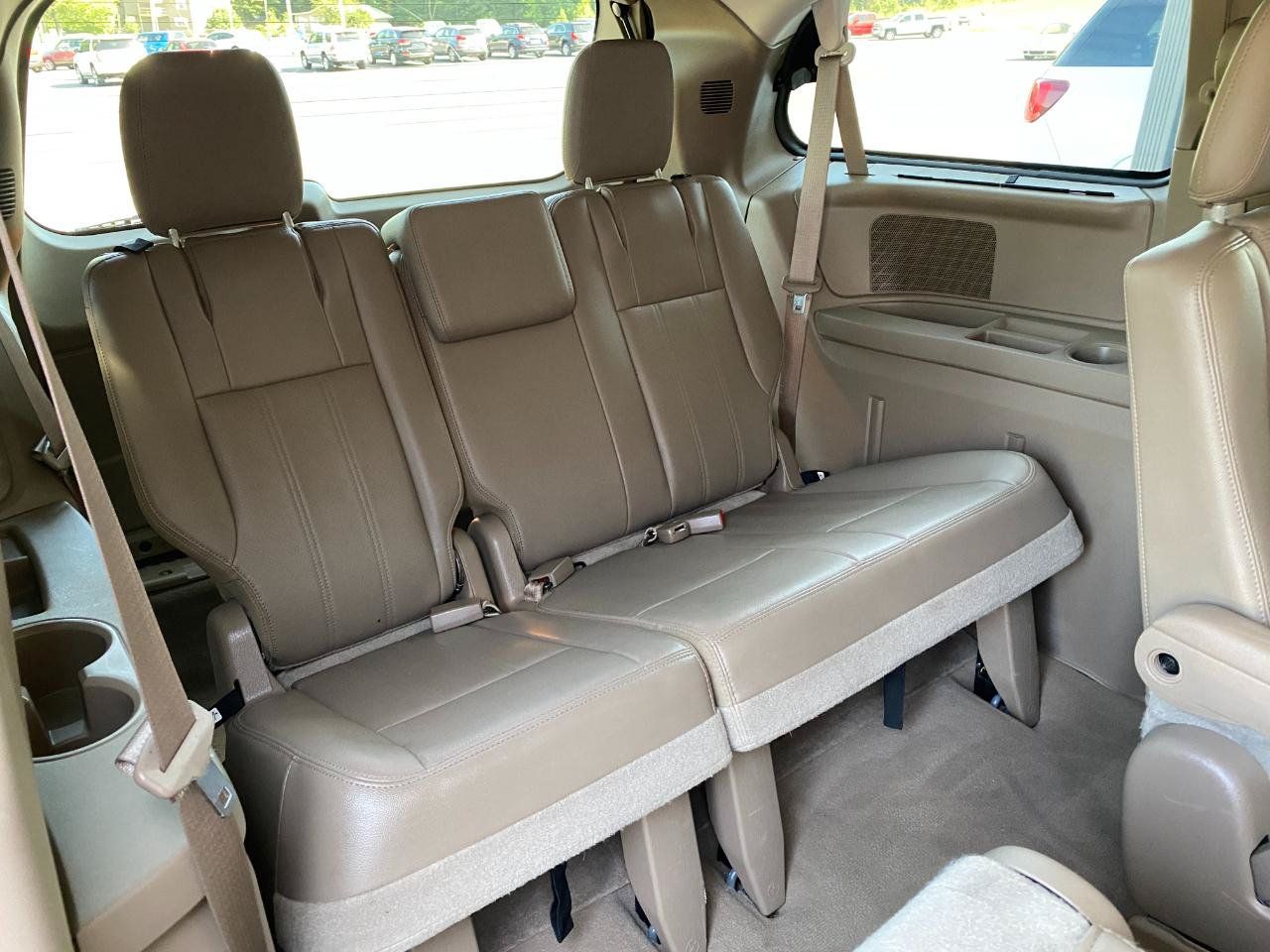 Used 2014 Chrysler Town & Country Touring-L w/ Driver Convenience Group FWD image 18