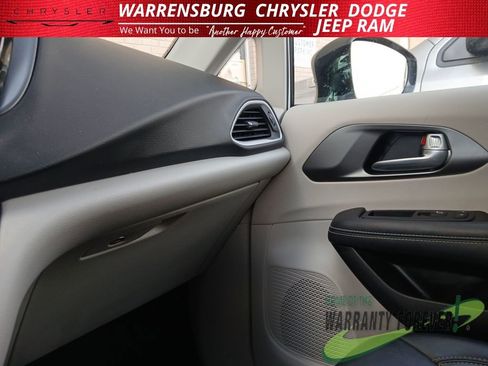 Used 2024 Chrysler Pacifica Touring-L FWD image 23