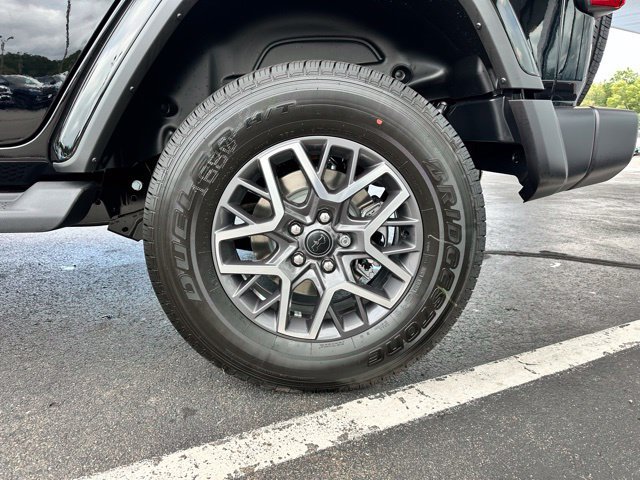 Used 2025 Jeep Wrangler Unlimited Sahara AWD/4WD image 31