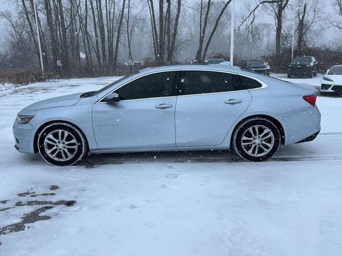 Used 2017 Chevrolet Malibu LT image 2