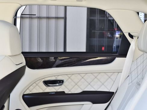 Used 2021 Bentley Bentayga AWD/4WD image 17