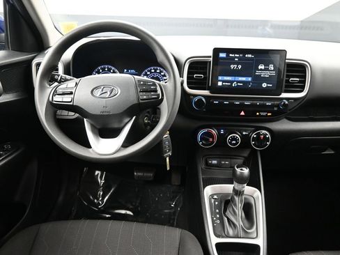 Certified 2022 Hyundai Venue SE image 18