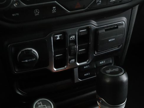 Used 2022 Jeep Wrangler Unlimited Sahara AWD/4WD image 15