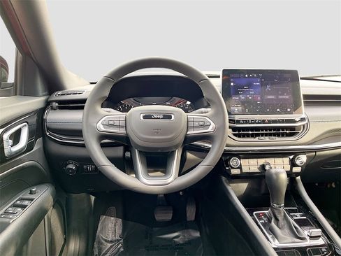 Used 2025 Jeep Compass Latitude w/ Altitude Special Edition image 21