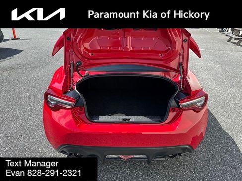 Used 2017 Toyota 86 RWD image 9