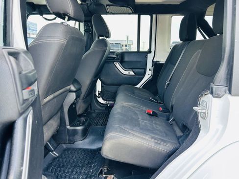 Used 2016 Jeep Wrangler Unlimited Sahara w/ Connectivity Group AWD/4WD image 21
