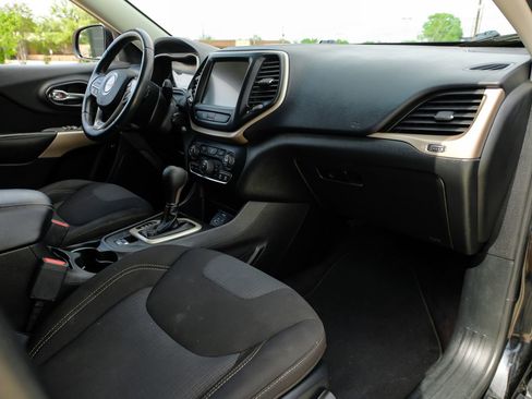 Used 2017 Jeep Cherokee Latitude w/ Safety/Convenience Group image 14