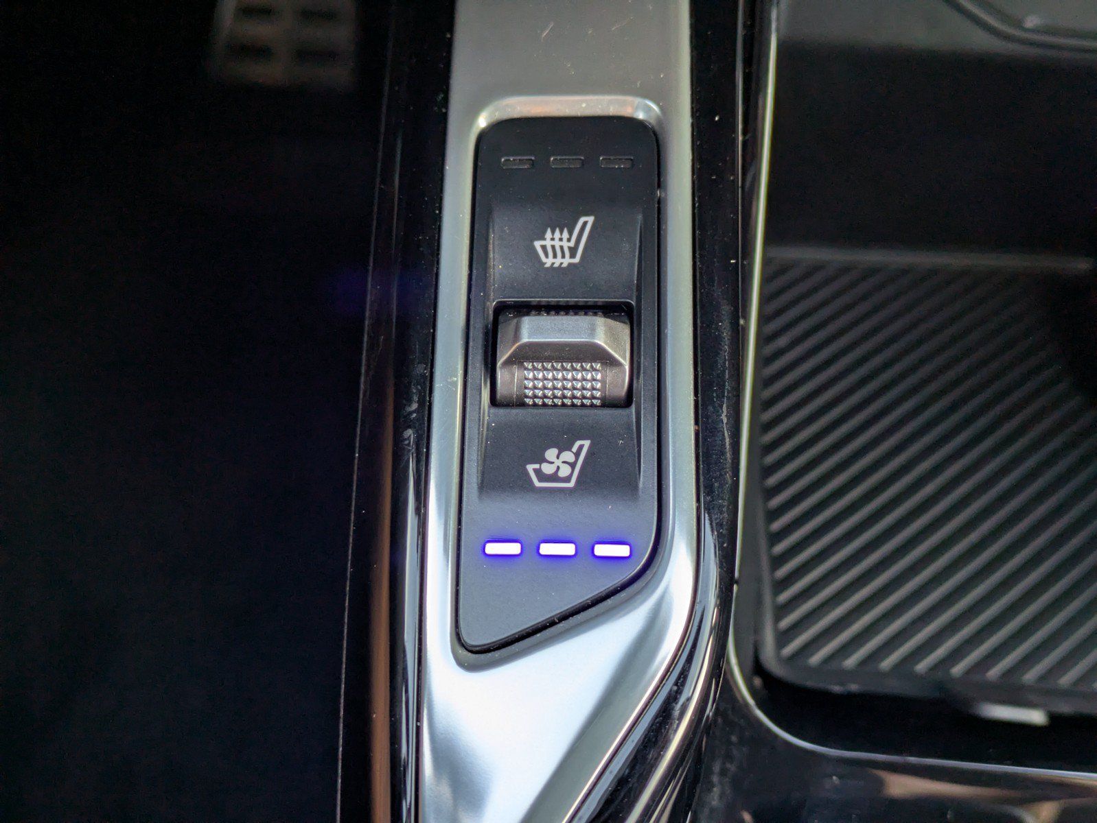 Certified 2025 Kia Sorento SX FWD image 28
